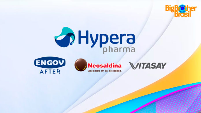 A foto apresenta o logo da Hypera Pharma, junto com suas 3 marcas patrocinadoras, ao lado do logo do BBB22.