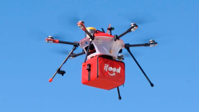 A foto apresenta um dos drones do iFood, empresa que agora tem autorização da ANAC para utilizar drones em entregas.