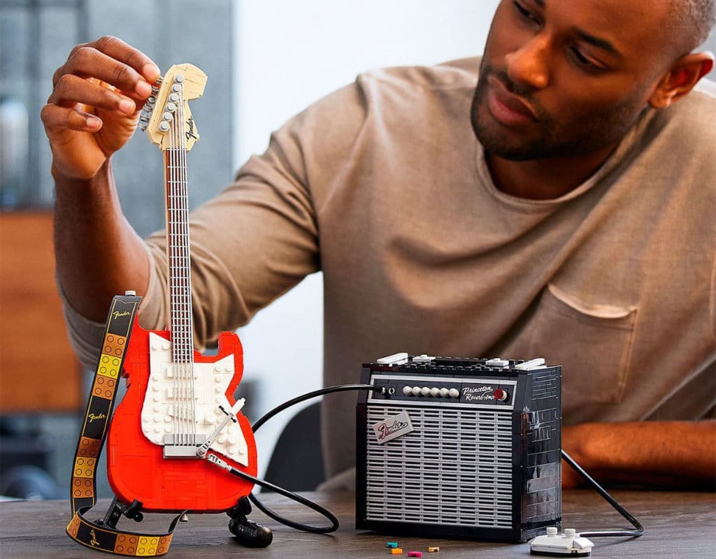 Guitarra e amplicador da Fender de Lego.
