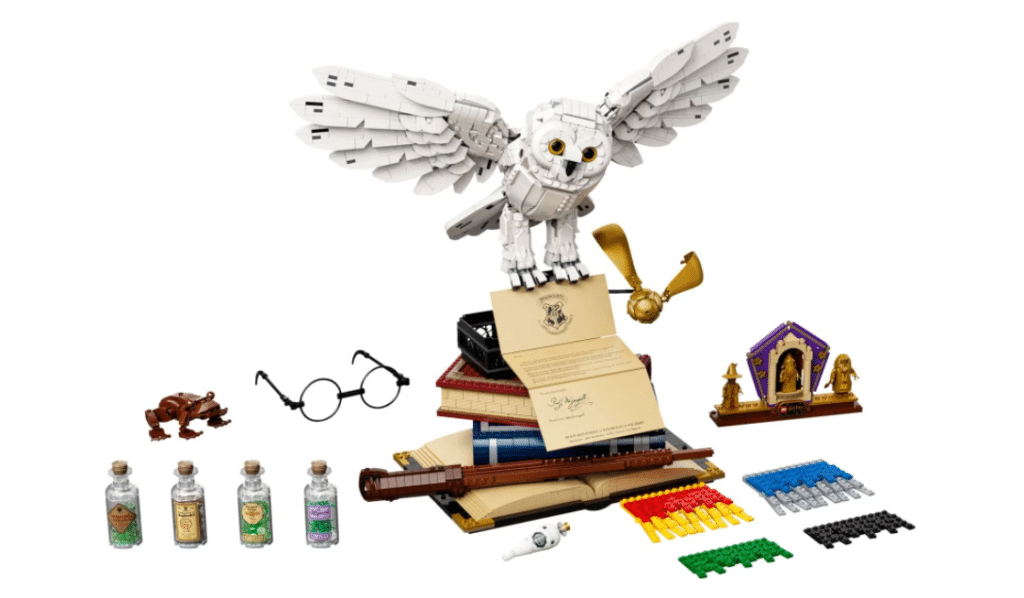 A foto apresenta o pack LEGO Harry Potter - Ícones de Hogwarts montado.