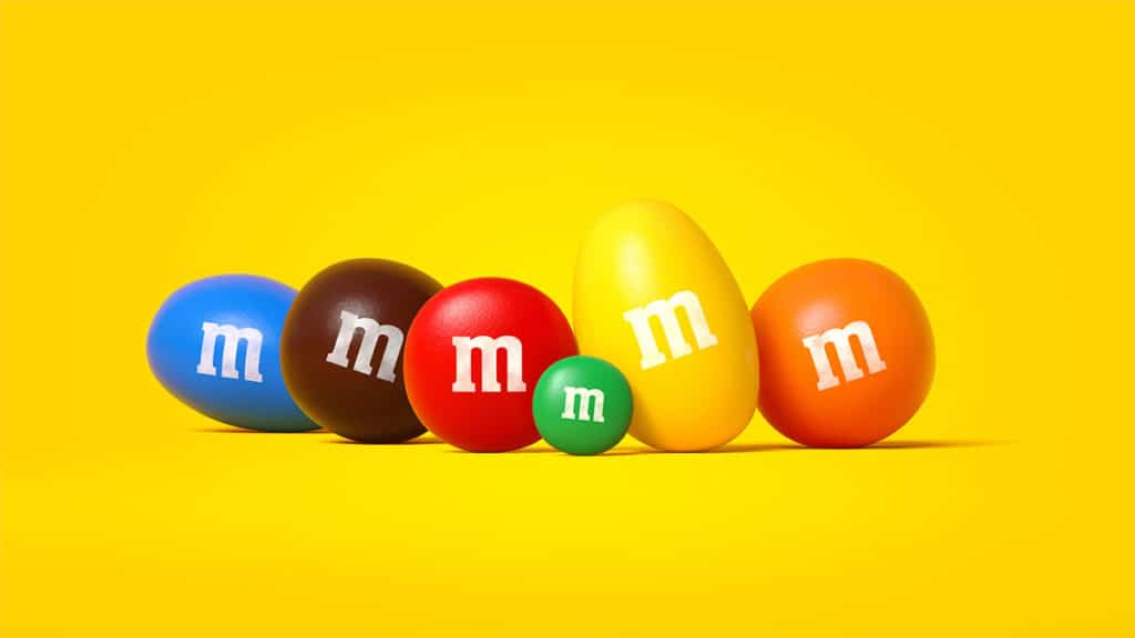 A foto apresenta os novos formatos de M&M's, que chegam com o novo propósito global da marca.