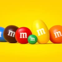 A foto apresenta os novos formatos de M&M's, que chegam com o novo propósito global da marca.