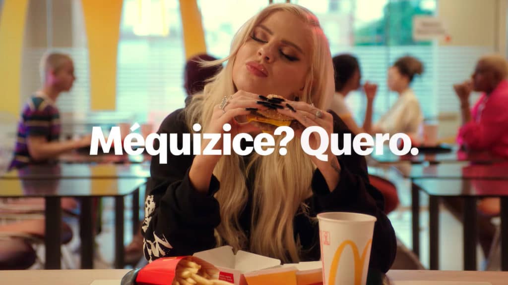 A foto apresenta Luiza Sonza comendo a sua Méquizice na nova campanha do McDonald's, que traz grandes artistas brasileiros.