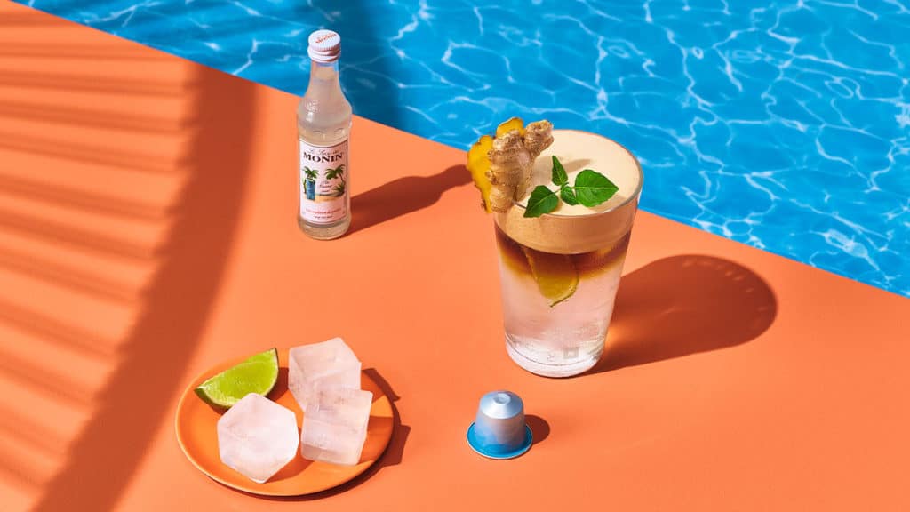 A foto apresenta um drink gelado da nova linha de verão da Nespresso.