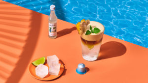 A foto apresenta um drink gelado da nova linha de verão da Nespresso.