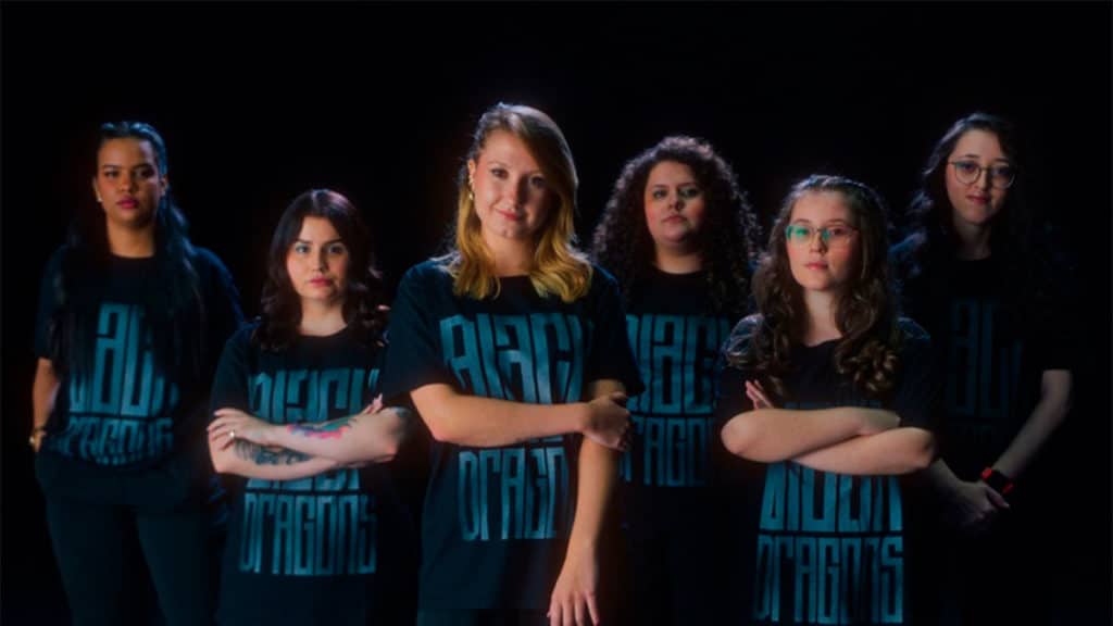 A foto apresenta a equipe Black Dragons, que está em parceria com O Boticário.