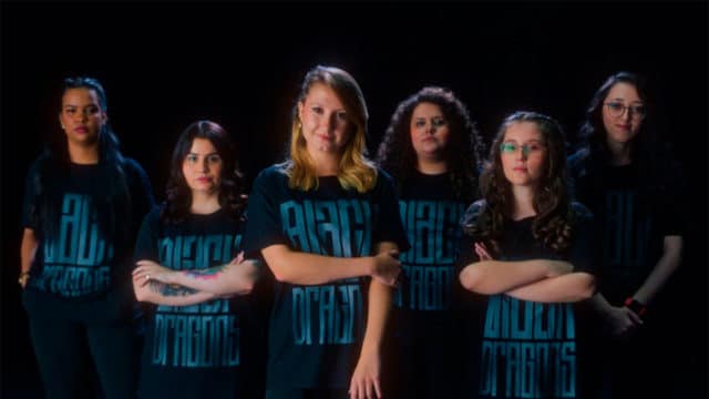 A foto apresenta a equipe Black Dragons, que está em parceria com O Boticário.