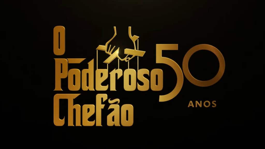 A foto apresenta o logo de O Poderoso Chefão 50 anos, que irá voltar aos cinemas remasterizado.