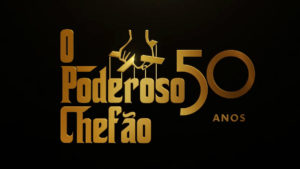 A foto apresenta o logo de O Poderoso Chefão 50 anos, que irá voltar aos cinemas remasterizado.