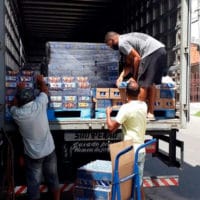 A foto apresenta um carregamento de doações do auxílio que a Pepsico deu para a Bahia.
