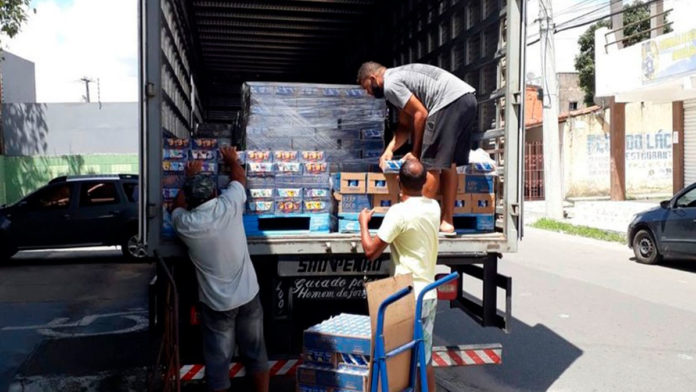 A foto apresenta um carregamento de doações do auxílio que a Pepsico deu para a Bahia.