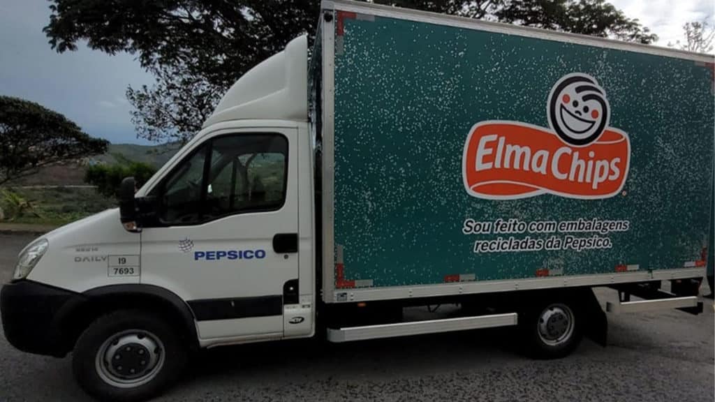 A foto apresenta o caminhão feito de embalagens plásticas da Pepsico.