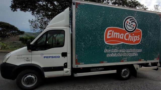 A foto apresenta o caminhão feito de embalagens plásticas da Pepsico.
