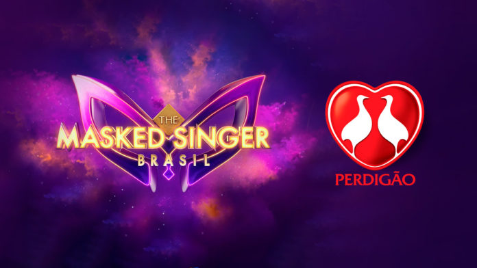 A foto apresenta o logo de The Masked Singer Brasil ao lado do logo da Perdigão.