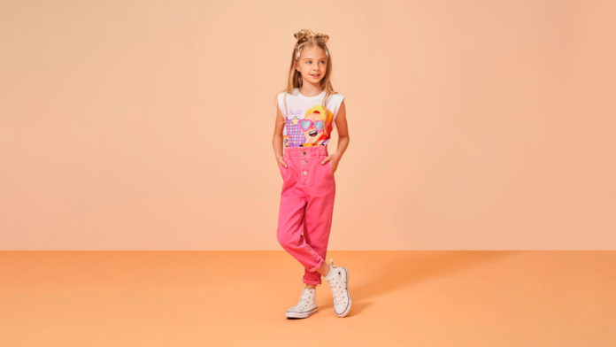 A foto apresenta uma menina usando as novas roupas da coleção Riachuelo x PK XD.