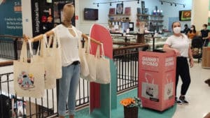 A foto apresenta a campanha que o Shopping Metrô Santa Cruz está promovendo para comemorar os 20 anos do bairro Vila Mariana.