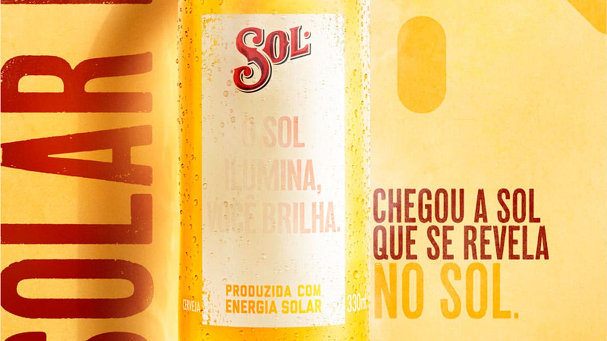 A foto apresenta a Solar Bottle, nova cerveja da Sol com uma garrafa que revela mensagens positivas aos consumidores.