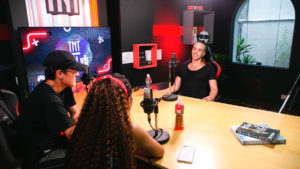 A foto apresenta uma entrevista do podcast da TNT Energy Drink.