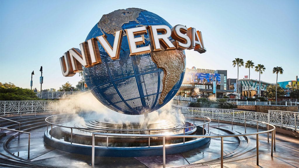 A foto apresenta o globo da Universal Orlando, que está com uma oferta especial para ingressos do parque.