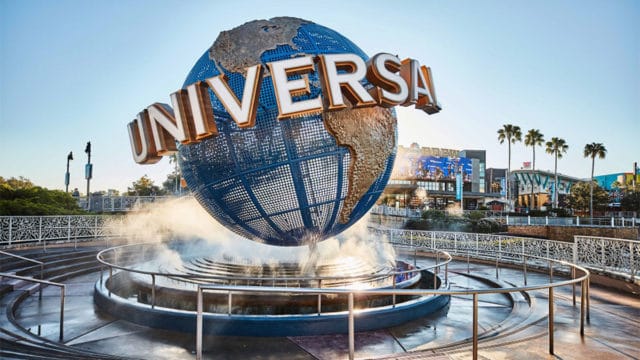 A foto apresenta o globo da Universal Orlando, que está com uma oferta especial para ingressos do parque.