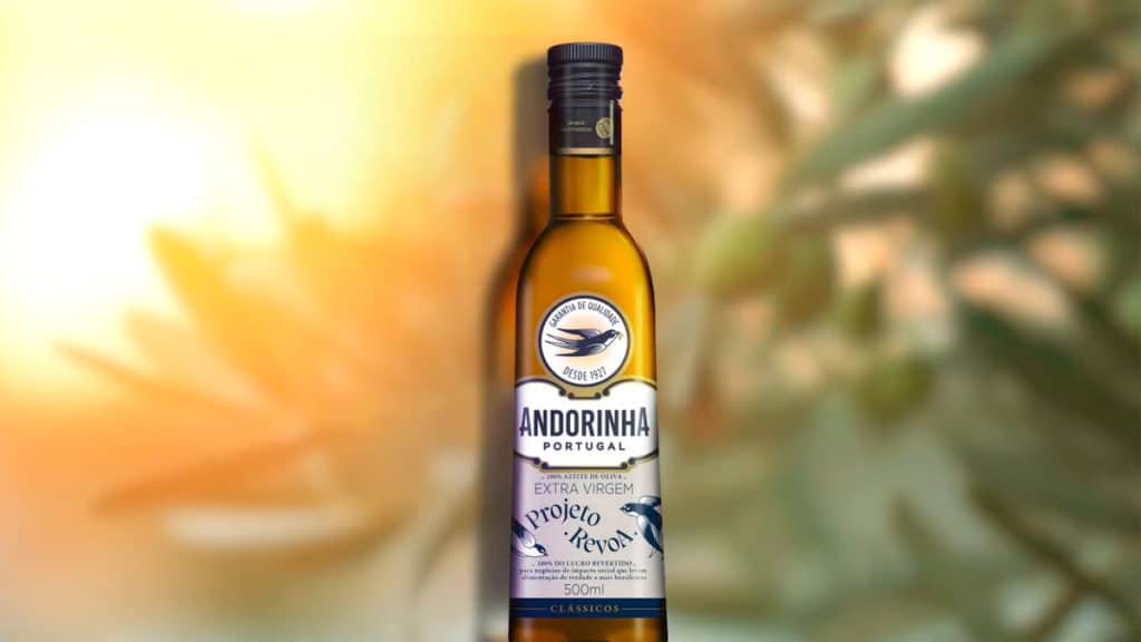 A foto apresenta o novo azeite Andorinha que terá o lucro revertido para negócios sociais.