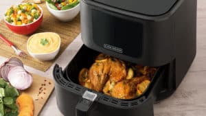 A foto apresenta a nova air fryer com 7 preparos da BLACK+DECKER.