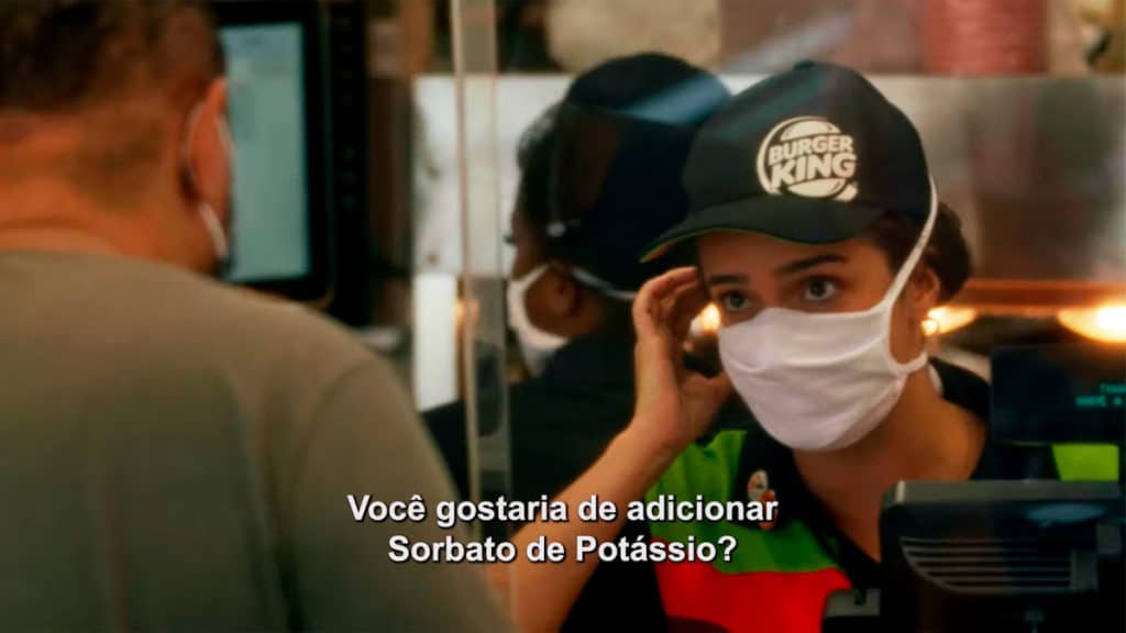 burger-king-ingredientes-artificiais A foto apresenta a campanha do Burger King sobre os ingredientes artificiais nas comidas.