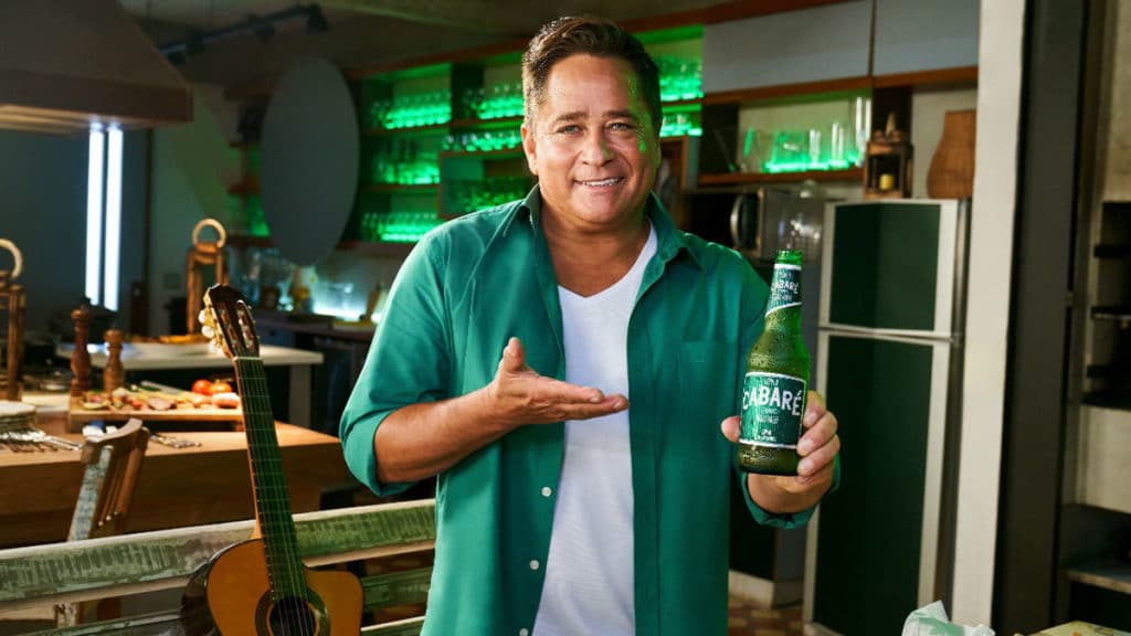 cerveja-cabare-show-leonardo A foto apresenta o Leonardo segurando a cerveja Cabaré.