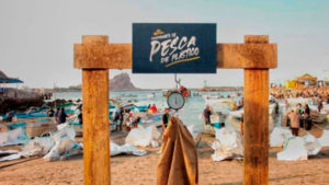 A foto apresenta o Torneio de Pesca de Plástico de Corona que aconteceu no México.