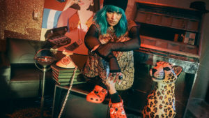 A foto apresenta a coleção Karol G x Crocs.