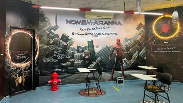 A foto apresenta o escape room da Cultura Inglesa.