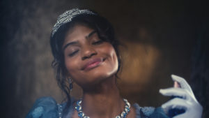 O Boticário lança Floratta My Blue em parceria com Bridgerton, Netflix e Shondaland