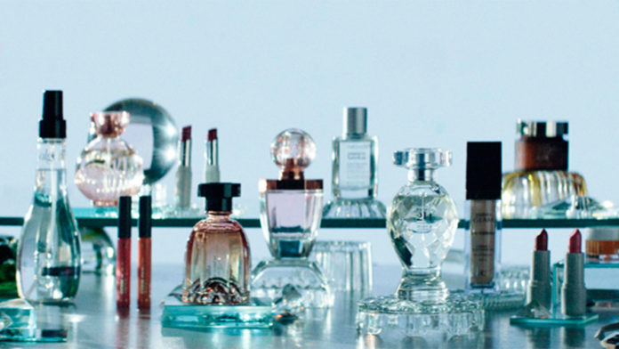 A foto apresenta várias embalagens de cosméticos para representar o anúncio do Grupo Boticário sobre os testes das suas embalagens sustentáveis.