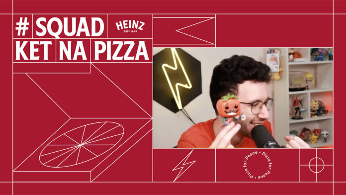 A foto mostra a ação de selar a paz da guerra do ketchup na pizza.