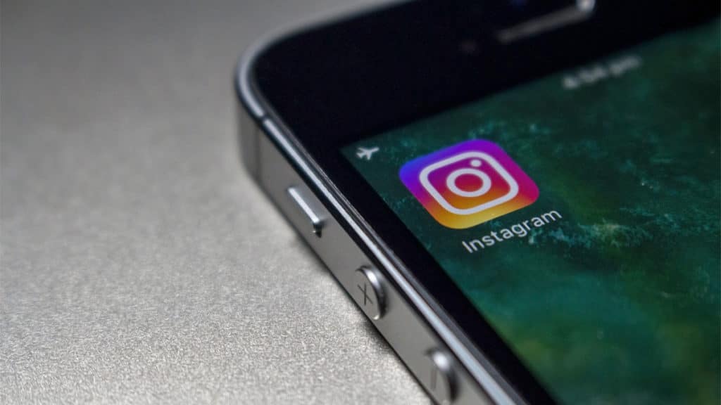 A foto mostra um celular com o Instagram, rede social que teve mais engajamento que o Facebook.