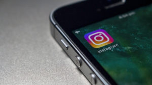 A foto mostra um celular com o Instagram, rede social que teve mais engajamento que o Facebook.