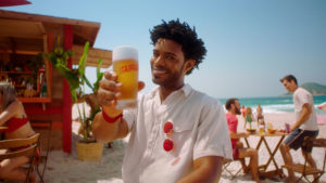 A foto apresenta a nova campanha da Itaipava, que conta situações engraçadas que acontecem na praia.