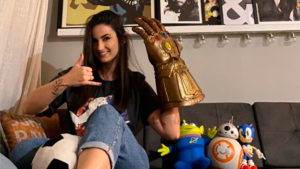 A foto apresenta a nova embaixadora da Marvel, a Mari Palma.