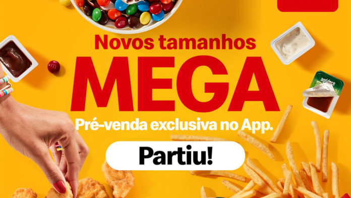 A foto apresenta o anúncio do tamanho Mega do McDonald's.