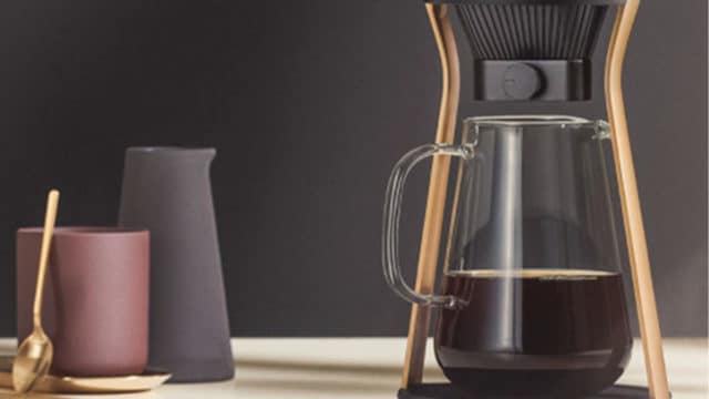A foto apresenta o novo drip station da Melitta, que terá degustação na Dengo.