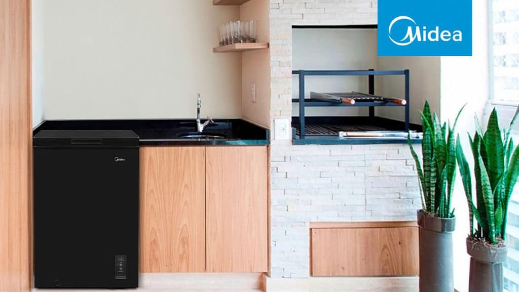 A foto apresenta uma cozinha com o novo freezer da Midea, que se adapta para uma cervejeira ou refrigerador.