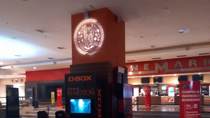 A foto apresenta uma projeção em um dos cinemas em que a Oreo irá decorar com o filme The Batman.