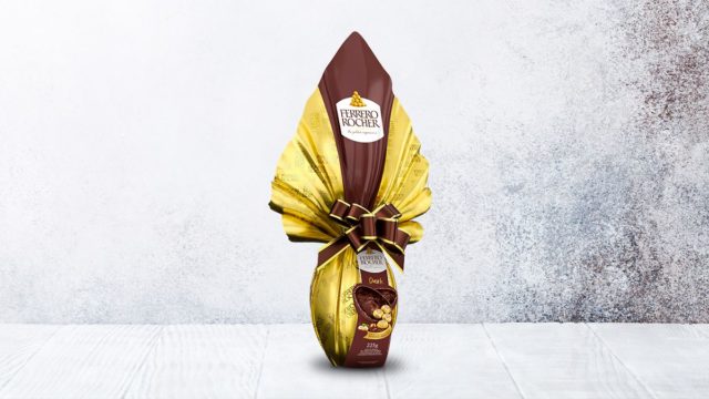 A foto apresenta o novo Ovo de Páscoa Ferrero Rocher Dark.