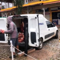 A foto apresenta a PepsiCo doando os R$ 500 mil revertidos em cestas básicas e itens de necessidade básica para Petrópolis.