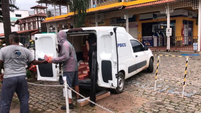 A foto apresenta a PepsiCo doando os R$ 500 mil revertidos em cestas básicas e itens de necessidade básica para Petrópolis.