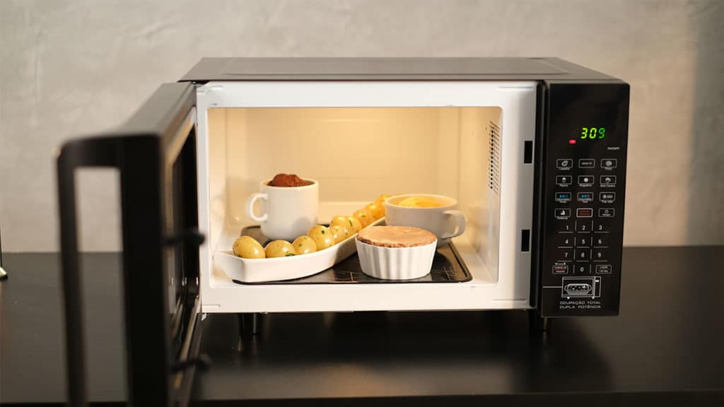 A foto apresenta o novo microondas da Philco sem prato giratório.