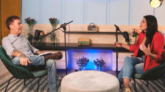 A foto apresenta o novo podcast do QuintoAndar, com Nando Reis e Bruna Louise.