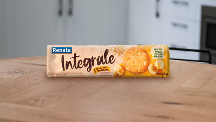A foto apresenta o novo Biscoito Renata Integrale sabor Aveia, Mel e Banana.