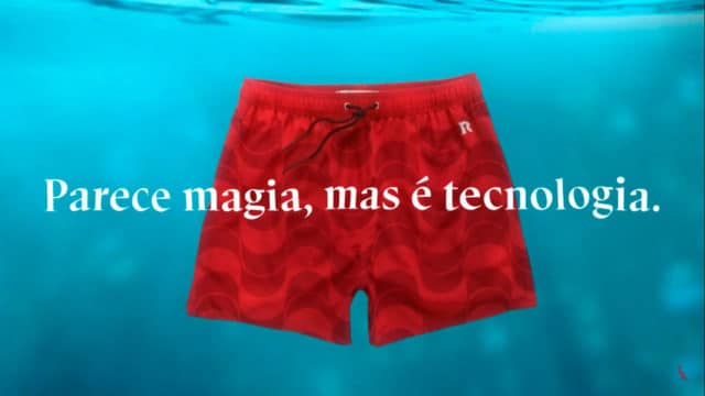 A foto apresenta o novo short da Reserva, que muda a estampa quando molhado.