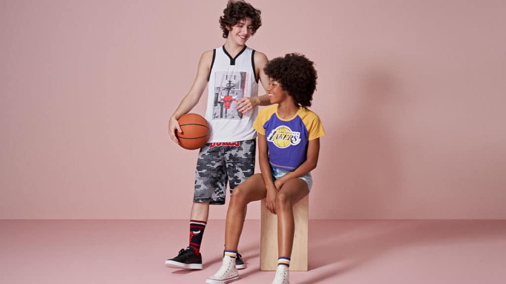 A foto apresenta a nova coleção da Riachuelo em parceria com a NBA.